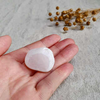 Meditační růženín - broušený kámen s leštěným okýnkem z Brazílie I. 22 g