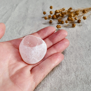 Meditační růženín - broušený kámen s leštěným okýnkem z Brazílie M. 37 g