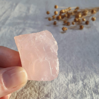 Růženín - surový kámen ve šperkové kvalitě z Brazílie B. 44 g