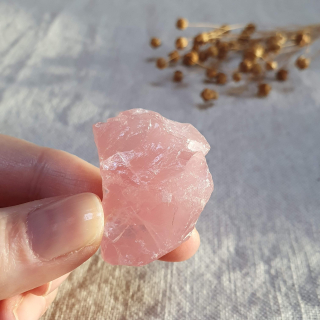Růženín - surový kámen ve šperkové kvalitě z Brazílie G. 32 g