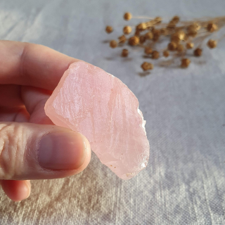 Růženín - surový kámen ve šperkové kvalitě z Brazílie H. 35 g