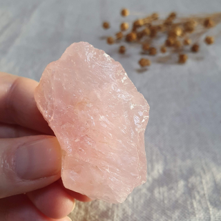 Růženín - surový kámen ve šperkové kvalitě z Brazílie K. 43 g