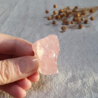 Růženín - surový kámen ve šperkové kvalitě z Brazílie L. 21 g