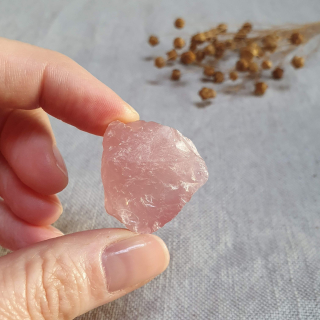 Růženín - surový kámen ve šperkové kvalitě z Brazílie P. 19 g