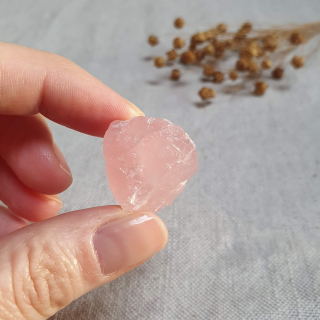 Růženín - surový kámen ve šperkové kvalitě z Brazílie W. 13 g