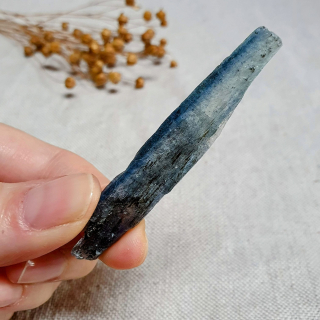 Kyanit modrý - pevná surová čepel ze Zimbabwe I. 13 g