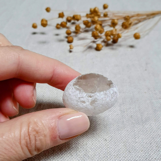 Meditační křišťál - broušený kámen s leštěným okýnkem z Brazílie C. 26 g 