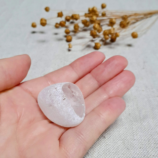 Meditační křišťál - broušený kámen s leštěným okýnkem z Brazílie D. 24 g 