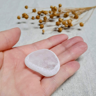 Meditační křišťál - broušený kámen s leštěným okýnkem z Brazílie L. 28 g 