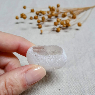 Meditační křišťál - broušený kámen s leštěným okýnkem z Brazílie N. 24 g 