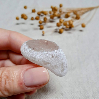 Meditační křišťál - broušený kámen s leštěným okýnkem z Brazílie O. 30 g 