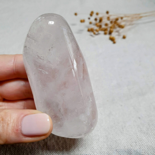 Křišťál - velký tromlovaný krystal - hmatka z Brazílie G. 162 g 