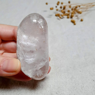 Křišťál - velký tromlovaný krystal - hmatka z Brazílie N. 122 g 
