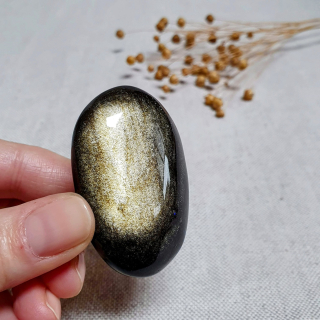 Obsidián zlatý - ručně broušený a leštěný úhledný valounek - hmatka v extra kvalitě z Mexika B. 59 g 