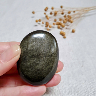 Obsidián zlatý - ručně broušený a leštěný úhledný valounek - hmatka v extra kvalitě z Mexika N. 53 g 