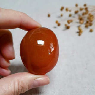 Karneol - velký tromlovaný kámen z Brazílie A. 70 g 