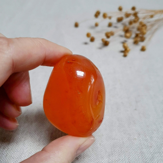 Karneol - velký tromlovaný kámen z Brazílie F. 62 g 