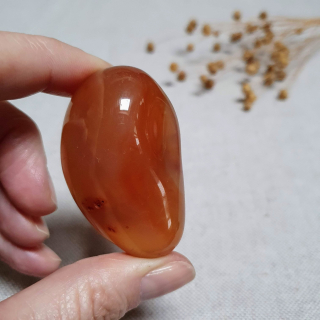 Karneol - velký tromlovaný kámen z Brazílie L. 65 g 