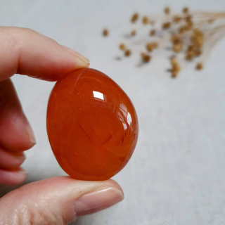 Karneol - velký tromlovaný kámen z Brazílie S. 30 g 