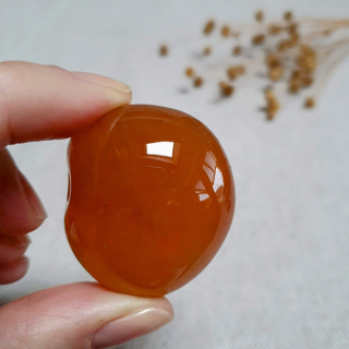 Karneol - velký tromlovaný kámen z Brazílie U. 40 g 