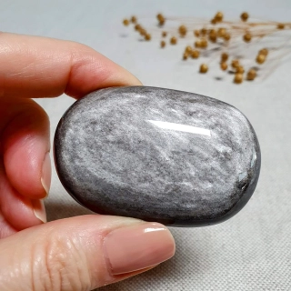 Obsidián stříbrný - ručně broušený a leštěný úhledný valounek - hmatka v extra kvalitě z Mexika F. 62 g