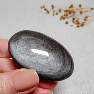 Obsidián stříbrný - ručně broušený a leštěný úhledný valounek - hmatka v extra kvalitě z Mexika I. 64 g