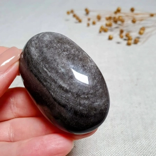Obsidián stříbrný - ručně broušený a leštěný úhledný valounek - hmatka v extra kvalitě z Mexika K. 57 g