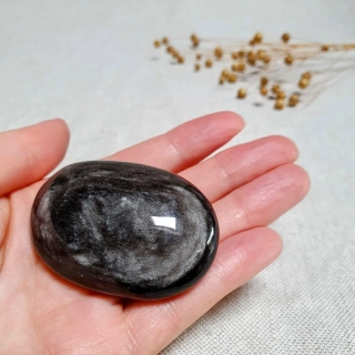 Obsidián stříbrný - ručně broušený a leštěný úhledný valounek - hmatka v extra kvalitě z Mexika O. 69 g