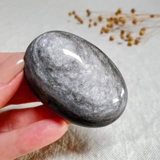 Obsidián stříbrný - ručně broušený a leštěný úhledný valounek - hmatka v extra kvalitě z Mexika M. 64 g