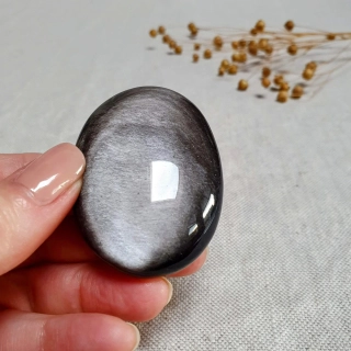 Obsidián stříbrný - ručně broušený a leštěný úhledný valounek - hmatka v extra kvalitě z Mexika N. 69 g