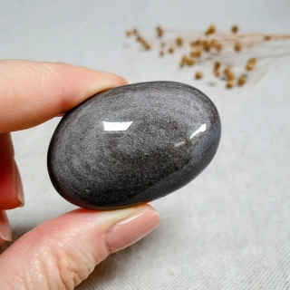 Obsidián stříbrný - ručně broušený a leštěný úhledný valounek - hmatka v extra kvalitě z Mexika R. 43 g