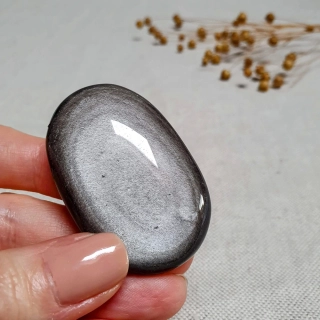 Obsidián stříbrný - ručně broušený a leštěný úhledný valounek - hmatka v extra kvalitě z Mexika S. 46 g
