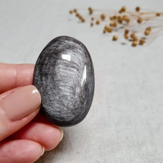 Obsidián stříbrný - ručně broušený a leštěný úhledný valounek - hmatka v extra kvalitě z Mexika U. 31 g