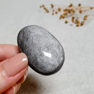 Obsidián stříbrný - ručně broušený a leštěný úhledný valounek - hmatka v extra kvalitě z Mexika V. 33 g