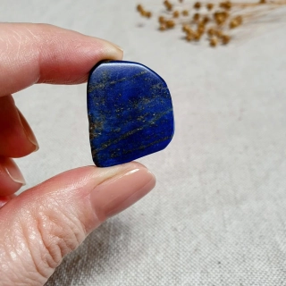 Lapis Lazuli - ručně tromlovaný kámen v extra kvalitě z Afghánistánu C. 13 g 