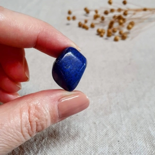 Lapis Lazuli - ručně tromlovaný kámen v extra kvalitě z Afghánistánu D. 12 g 