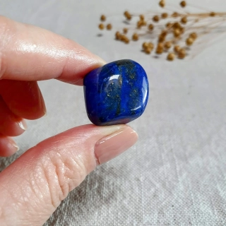 Lapis Lazuli - ručně tromlovaný kámen v extra kvalitě z Afghánistánu J. 14 g 