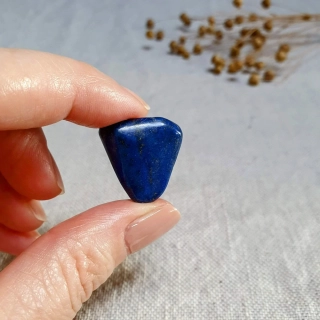 Lapis Lazuli - ručně tromlovaný kámen v extra kvalitě z Afghánistánu M. 8 g 