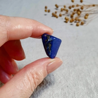 Lapis Lazuli - ručně tromlovaný kámen v extra kvalitě z Afghánistánu O. 8 g 