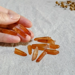 Tangerine krystaly - skupinka 13-cti unikátních výběrových surových mistrovských krystalů v extra kvalitě z Brazílie Y. 19 g ~ 12×Laser krystaly + 1×krystal delfín
