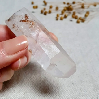 Křišťál - surový mistrovský krystal se sametově matným povrchem ~ mimořádný kus v extra kvalitě z Brazílie J4. 58 g ~ Samoléčitel + inkluze hematitu