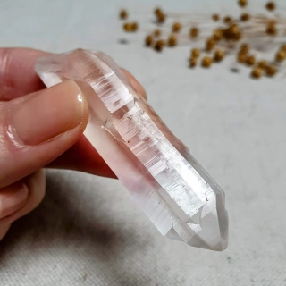 Křišťál - surový mistrovský krystal - hůlka se sametově matným povrchem ~ mimořádný kus v extra kvalitě z Brazílie K2. 33 g ~ Strážci záznamů + Katedrála