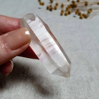 Křišťál - surový mistrovský krystal se sametově matným povrchem ~ mimořádný kus v extra kvalitě z Brazílie K4. 29 g ~ Laserová hůlka + Spojovatelé času
