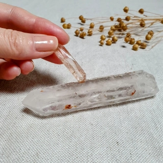 Křišťál - surový mistrovský krystal v extra kvalitě z Brazílie V1. 100 g 11,5 cm ~ Zvonící krystal a malý krystalek na zvonění + Inkluze hematitu + Tantrická dvojice