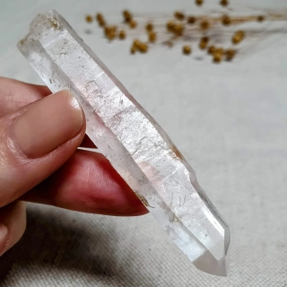 Křišťál - surový mistrovský krystal v extra kvalitě z Brazílie T3. 28 g ~ Laserová hůlka + Inkluze hematitu