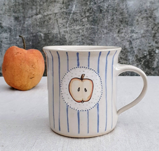 Malovaný keramický hrnek s jablkem a s pruhy 350 ml 
