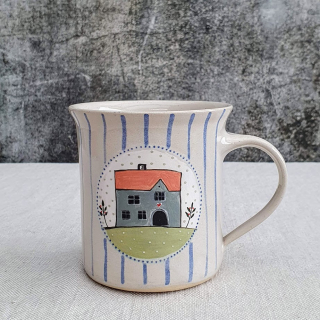 Malovaný keramický hrnek s domečkem a s pruhy 350 ml 