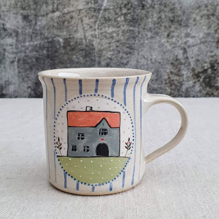 Malovaný keramický hrnek s domečkem a s pruhy 200 ml 