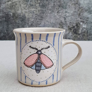 Malovaný keramický hrnek s nočním motýlem a s pruhy 200 ml 