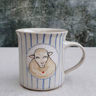 Malovaný keramický hrnek s ovečkou a s pruhy 350 ml 